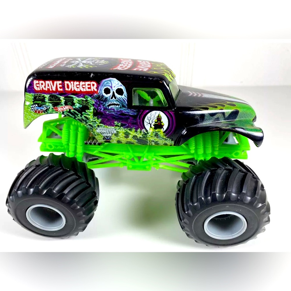 Hot Wheels Monster Jam Grave Digger Truck 1:24 Die cast Metal Mattel 4x Champ